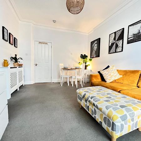 Stylish One-Bedroom Rental With Private Patio In Zone 2 Лондон Екстер'єр фото