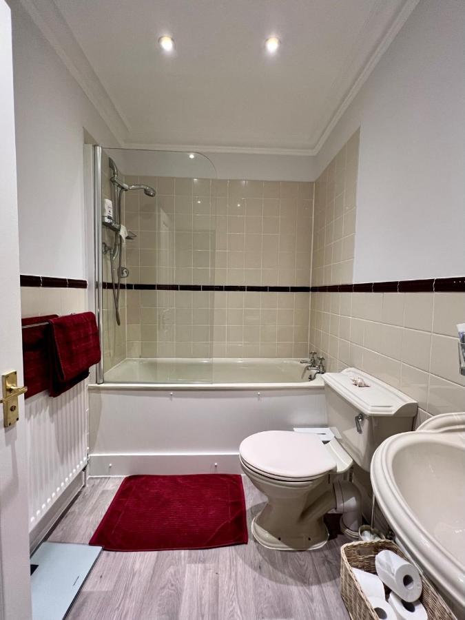 Stylish One-Bedroom Rental With Private Patio In Zone 2 Лондон Екстер'єр фото