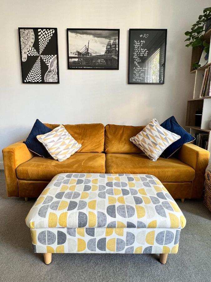 Stylish One-Bedroom Rental With Private Patio In Zone 2 Лондон Екстер'єр фото