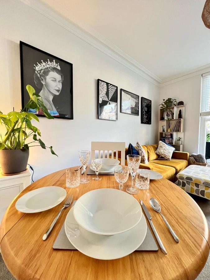 Stylish One-Bedroom Rental With Private Patio In Zone 2 Лондон Екстер'єр фото
