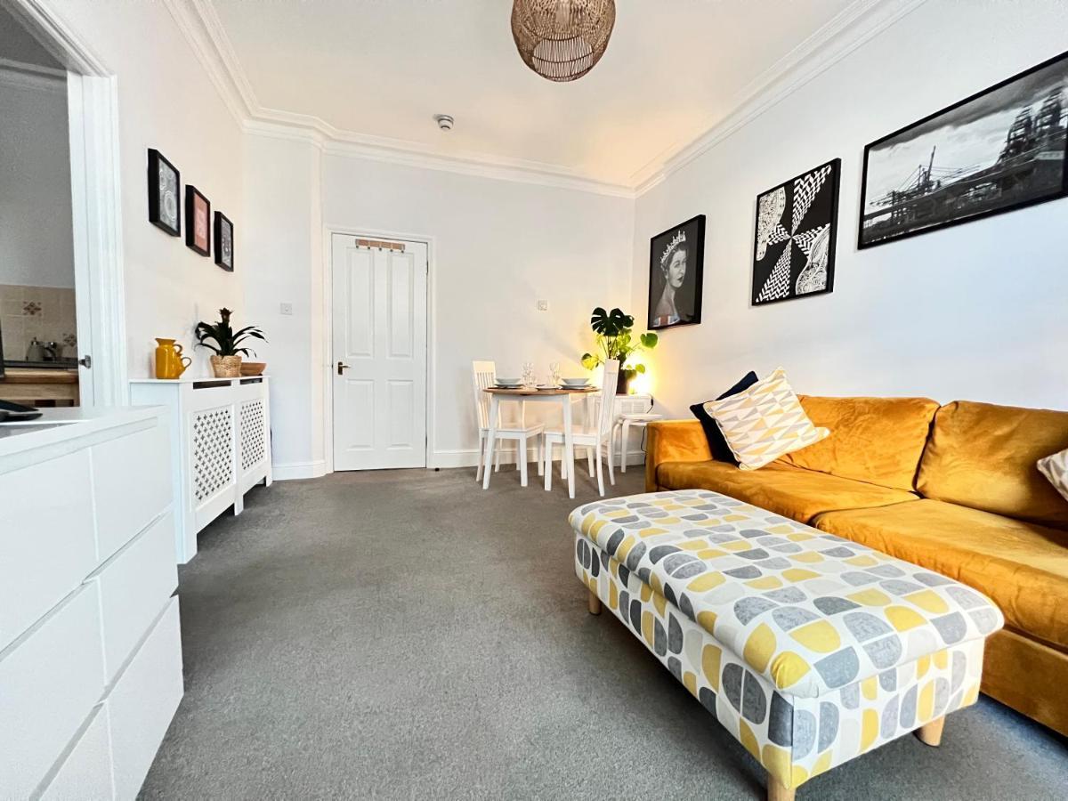 Stylish One-Bedroom Rental With Private Patio In Zone 2 Лондон Екстер'єр фото
